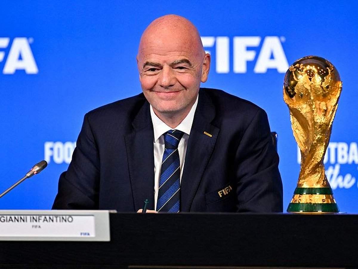 رئيس فيفا يزور لاعبي منتخب الإمارات تحت 15 عاماً في باكو